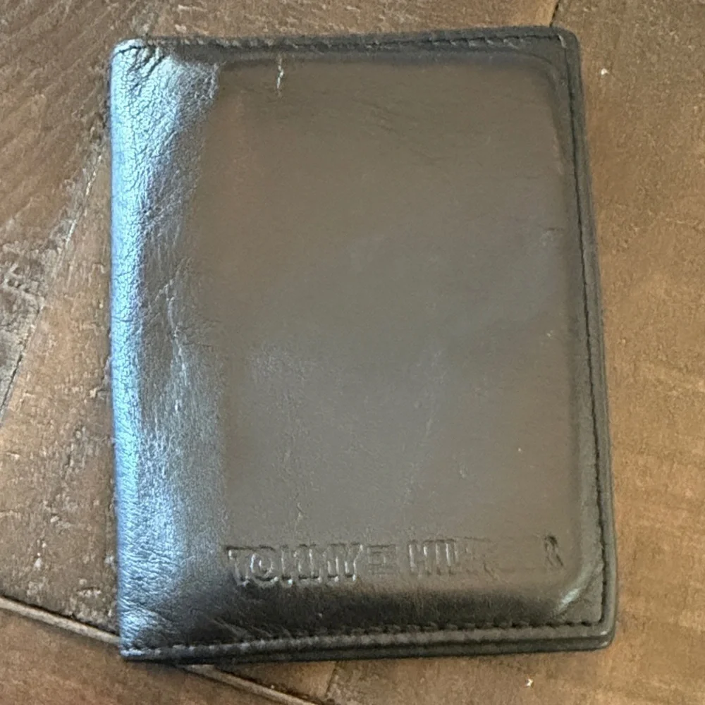 Tommy Hilfiger Sleek Black Card Holder